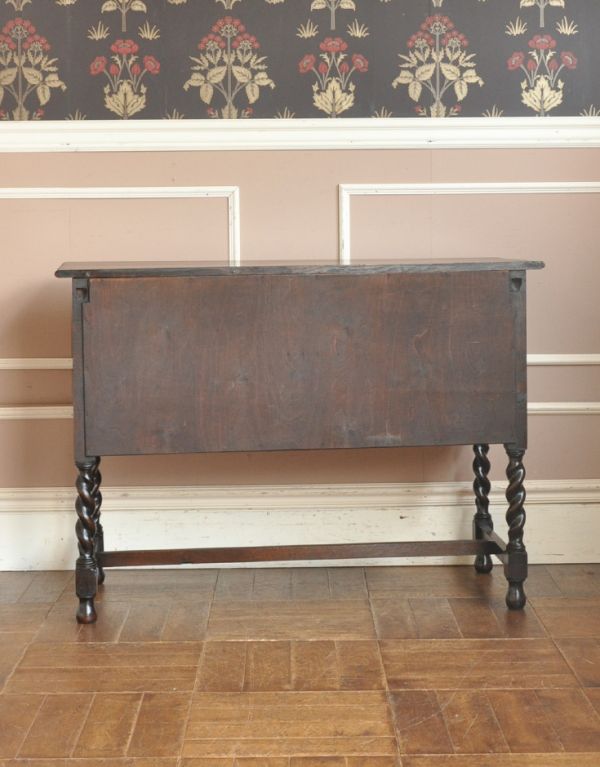 アンティークのチェスト アンティーク家具 英国のカッコいいアンティーク家具、ツイストが美しいサイドチェスト。キチンとメンテナンスしてあるので、裏側もキレイです。(m-497-f)