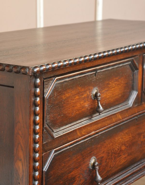 アンティークのチェスト アンティーク家具 英国のカッコいいアンティーク家具、ツイストが美しいサイドチェスト。木の鋲が大人っぽいです。(m-497-f)