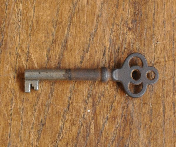 アンティークのチェスト アンティーク家具 英国のカッコいいアンティーク家具、ツイストが美しいサイドチェスト。アンティークの鍵が付いています。(m-497-f)