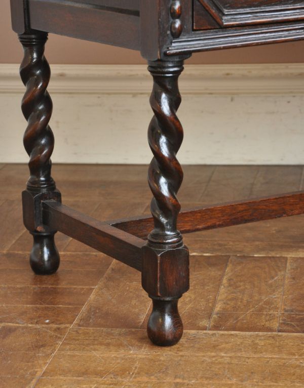 アンティークのチェスト アンティーク家具 英国のカッコいいアンティーク家具、ツイストが美しいサイドチェスト。安定感のある脚がしっかり支えます。(m-497-f)