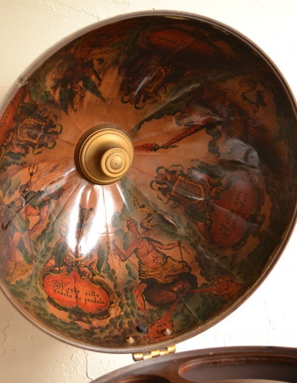 めずらしい家具 アンティーク家具 アンティークのカクテルキャビネット、地球儀型のバーキャビネット(ワインラック)。フタの内側には神話のようなイラストが付いています。(m-498-f)