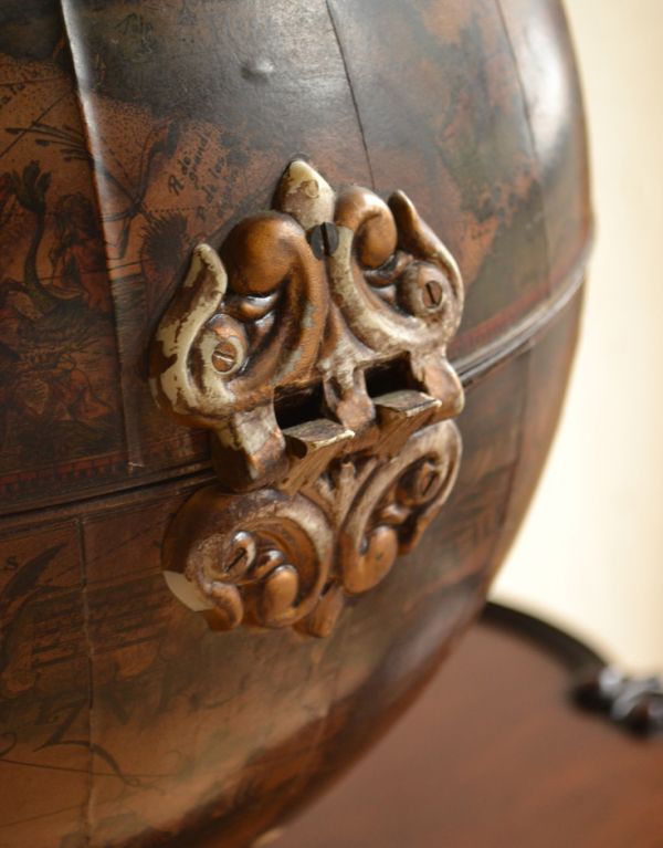 めずらしい家具 アンティーク家具 アンティークのカクテルキャビネット、地球儀型のバーキャビネット(ワインラック)。フタを留める丁番です。(m-498-f)