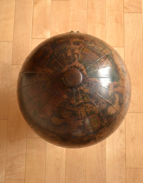 めずらしい家具 アンティーク家具 アンティークのカクテルキャビネット、地球儀型のバーキャビネット(ワインラック)。上から見てもキレイな状態で仕上げてあります。(m-498-f)