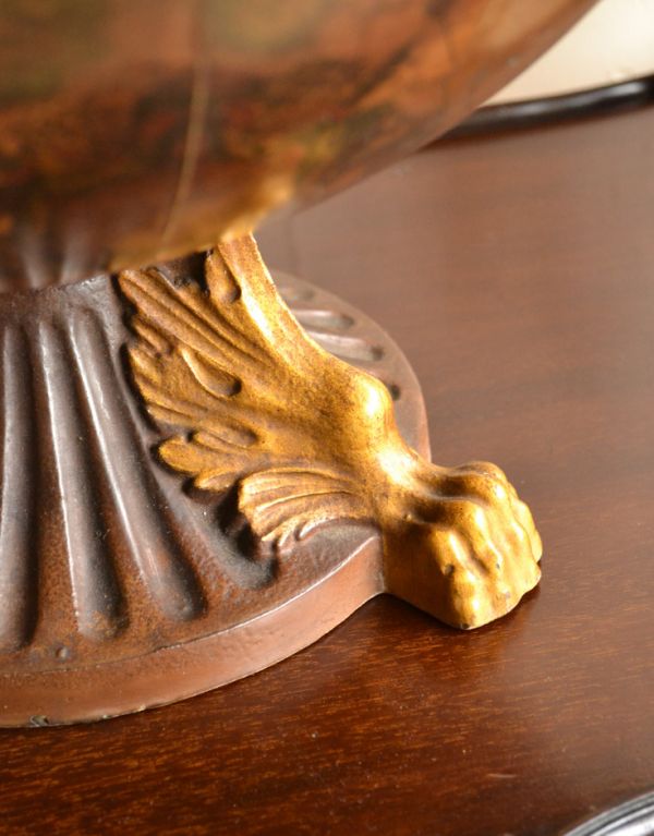 めずらしい家具 アンティーク家具 アンティークのカクテルキャビネット、地球儀型のバーキャビネット(ワインラック)。土台にもゴールドの美しい装飾が付いています。(m-498-f)