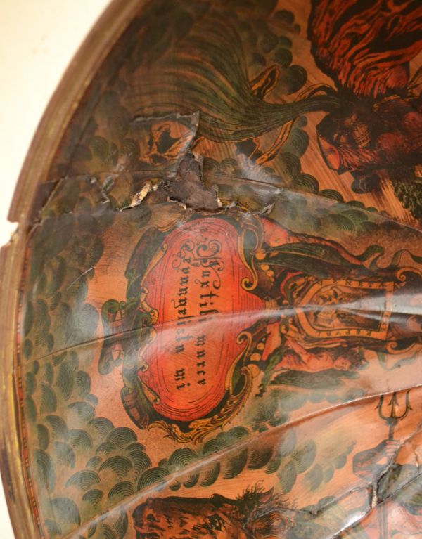 めずらしい家具 アンティーク家具 アンティークのカクテルキャビネット、地球儀型のバーキャビネット(ワインラック)。アンティークは新品ではないので、経年変化によるキズはありますが、専門の職人によって目立たないようにキレイにお直しをしています。(m-498-f)