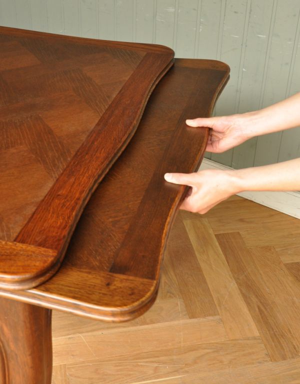 ロイドテーブル　アンティーク家具　装飾が入ったフランスのアンティーク家具、伸張式のダイニングテーブル（ドローリーフテーブル）。　天板は引っ張り出すだけであっという間に大きくなります。(m-499-f)