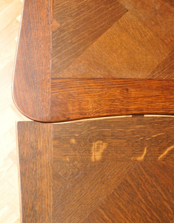 ロイドテーブル　アンティーク家具　装飾が入ったフランスのアンティーク家具、伸張式のダイニングテーブル（ドローリーフテーブル）。もちろん常に広げた状態でもお使いいただけます。(m-499-f)