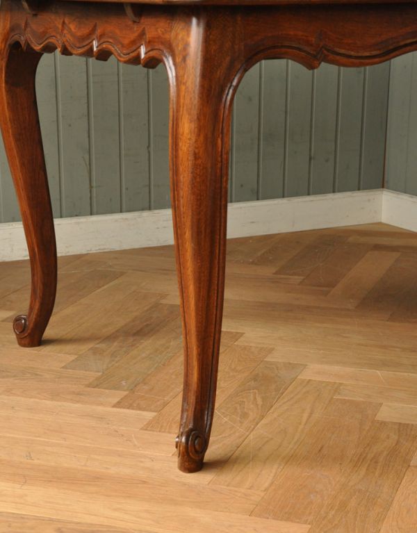 ロイドテーブル　アンティーク家具　装飾が入ったフランスのアンティーク家具、伸張式のダイニングテーブル（ドローリーフテーブル）。曲線がとってもキレイな脚です。(m-499-f)