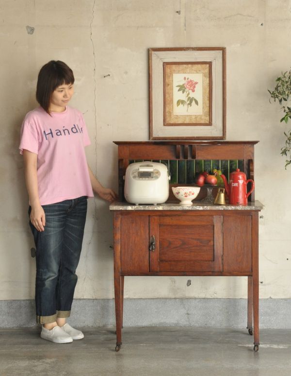 ウォッシュスタンド　アンティーク家具　英国アンティークの家具、グリーンのタイルのウォッシュスタンド。ポットや電話機などの家電を置いても自然になじみます。(m-500-f)