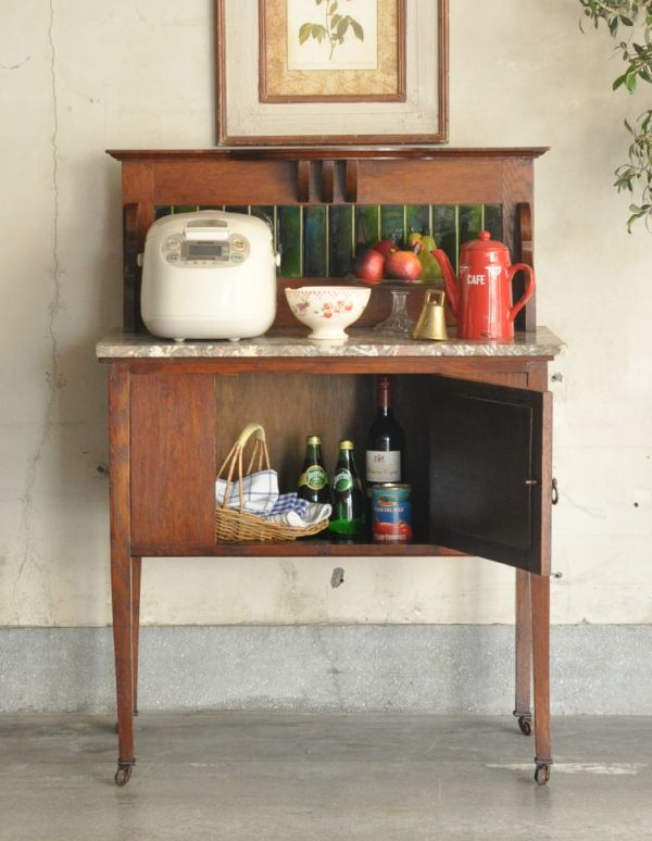 ウォッシュスタンド　アンティーク家具　英国アンティークの家具、グリーンのタイルのウォッシュスタンド。扉の中はたっぷり収納ができます。(m-500-f)