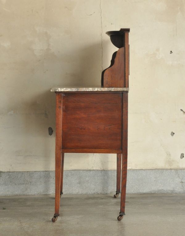 ウォッシュスタンド　アンティーク家具　英国アンティークの家具、グリーンのタイルのウォッシュスタンド。奥行きはそれほどないので、お部屋に圧迫感もなく使いやすいです。(m-500-f)