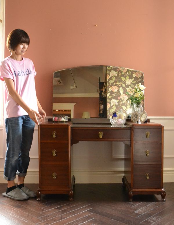 サイドバイサイド　アンティーク家具　大きなミラーと引き出し収納、英国のアンティーク家具のドレッシングテーブル。落ち着きと品のあるデザイン。(m-501-f)