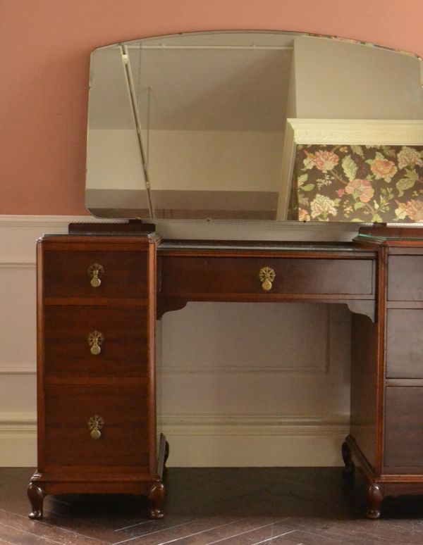 サイドバイサイド　アンティーク家具　大きなミラーと引き出し収納、英国のアンティーク家具のドレッシングテーブル。大きな引き出しがあるので、しっかり片づけ！日用品をしまっても、外見が素敵なので絵になるから嬉しい。(m-501-f)