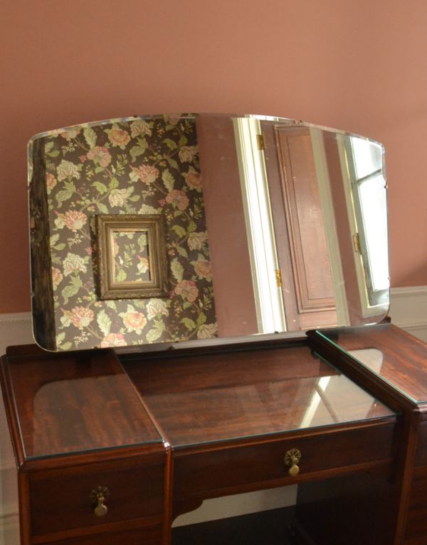サイドバイサイド　アンティーク家具　大きなミラーと引き出し収納、英国のアンティーク家具のドレッシングテーブル。大きな鏡はお部屋を広く見せる効果大。(m-501-f)