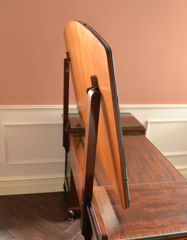 サイドバイサイド　アンティーク家具　大きなミラーと引き出し収納、英国のアンティーク家具のドレッシングテーブル。ミラーはここまで傾きます。(m-501-f)