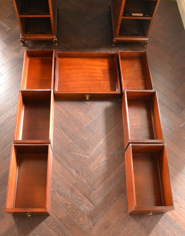 サイドバイサイド　アンティーク家具　大きなミラーと引き出し収納、英国のアンティーク家具のドレッシングテーブル。引き出しは７杯です。(m-501-f)