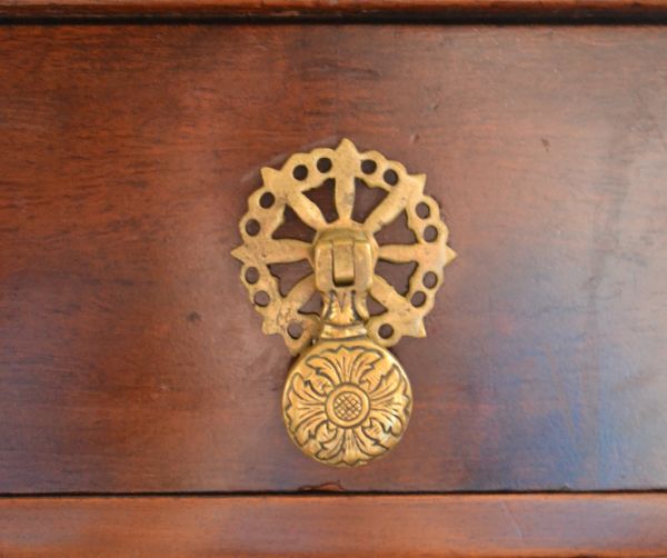 サイドバイサイド　アンティーク家具　大きなミラーと引き出し収納、英国のアンティーク家具のドレッシングテーブル。引き出しの取っ手です。(m-501-f)