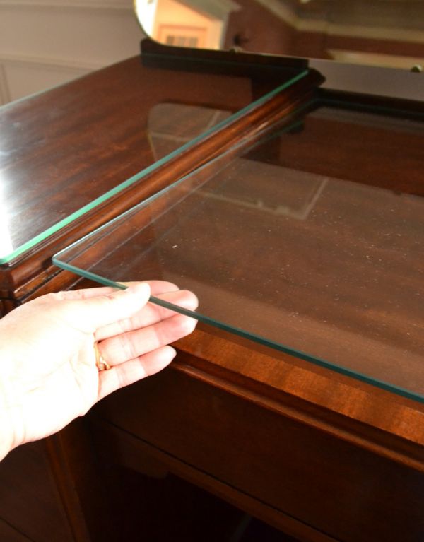 サイドバイサイド　アンティーク家具　大きなミラーと引き出し収納、英国のアンティーク家具のドレッシングテーブル。天板にはガラスが乗っているので水拭きでお手入れできます。(m-501-f)