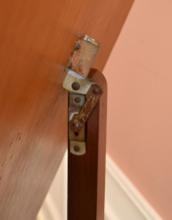 サイドバイサイド　アンティーク家具　大きなミラーと引き出し収納、英国のアンティーク家具のドレッシングテーブル。ミラーの角度は裏にある金具で調節します。(m-501-f)