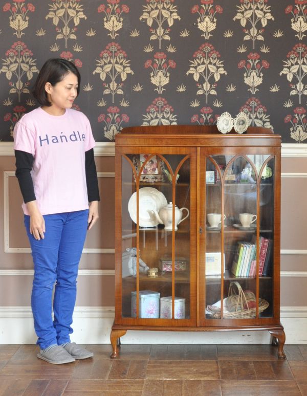 アンティークのキャビネット　アンティーク家具　ガラス扉の英国アンティーク家具、ガラスキャビネット（ブックケース）。本棚としてはもちろん、グラスや食器を並べて飾り棚としても素敵ですよ。(m-502-f)