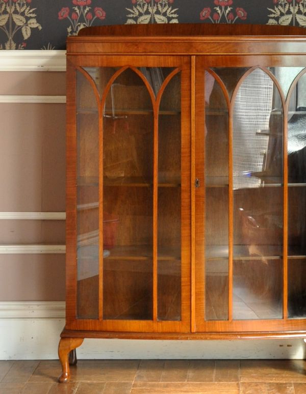 アンティークのキャビネット　アンティーク家具　ガラス扉の英国アンティーク家具、ガラスキャビネット（ブックケース）。アンティークのガラスがキレイにはめ込んであります。(m-502-f)