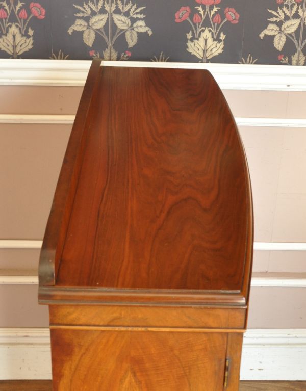 アンティークのキャビネット　アンティーク家具　ガラス扉の英国アンティーク家具、ガラスキャビネット（ブックケース）。天板もキレイな状態で仕上げてあります。(m-502-f)