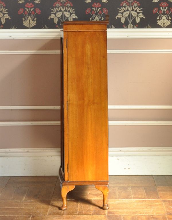 アンティークのキャビネット　アンティーク家具　ガラス扉の英国アンティーク家具、ガラスキャビネット（ブックケース）。横から見てもピカピカです。(m-502-f)