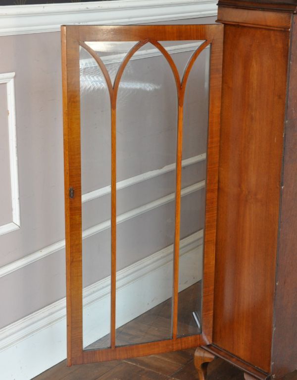 アンティークのキャビネット　アンティーク家具　ガラス扉の英国アンティーク家具、ガラスキャビネット（ブックケース）。木の装飾が上品なアクセントになっています。(m-502-f)