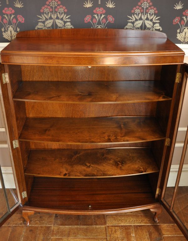 アンティークのキャビネット　アンティーク家具　ガラス扉の英国アンティーク家具、ガラスキャビネット（ブックケース）。内側も茶色なので落ち着きがあってかっこいいです。(m-502-f)