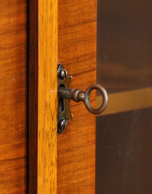 アンティークのキャビネット　アンティーク家具　ガラス扉の英国アンティーク家具、ガラスキャビネット（ブックケース）。鍵を引っ掛けて取っ手のようにして開閉してください。(m-502-f)