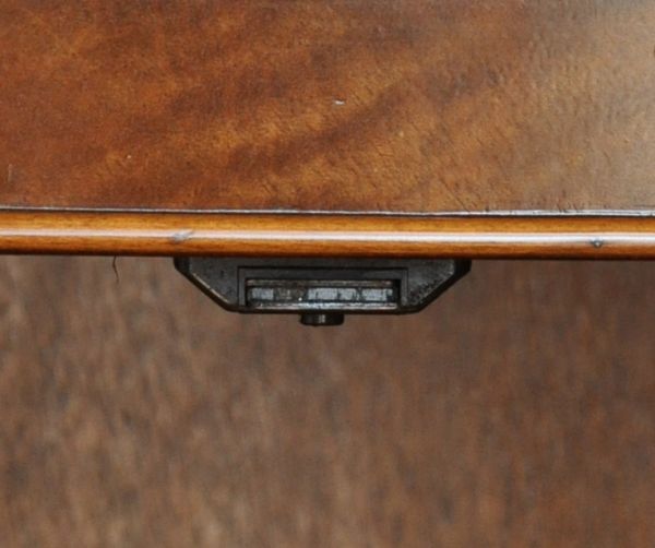 アンティークのキャビネット　アンティーク家具　ガラス扉の英国アンティーク家具、ガラスキャビネット（ブックケース）。マグネットが付いているので開け閉めはスムーズです。(m-502-f)