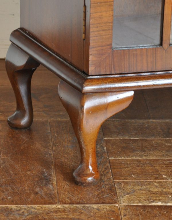 アンティークのキャビネット　アンティーク家具　ガラス扉の英国アンティーク家具、ガラスキャビネット（ブックケース）。しっかりとした安定感があります。(m-502-f)