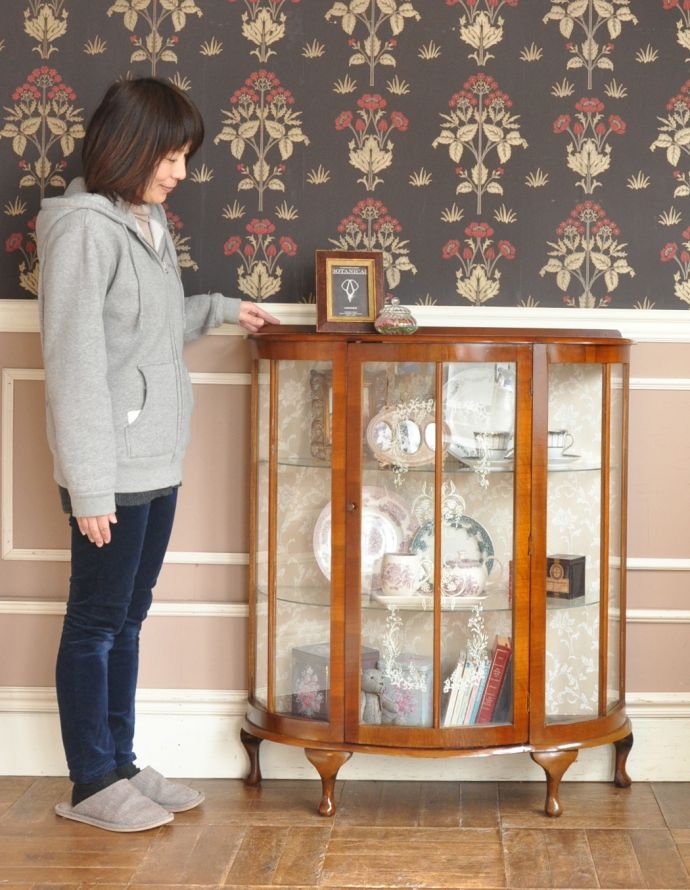 アンティークのキャビネット アンティーク家具 英国のアンティーク家具、美しいハーフムーンのガラスキャビネット(飾り棚)。風格と品があるので、リビングはもちろん、和室や書斎、客間にも最適。(m-504-f-1)