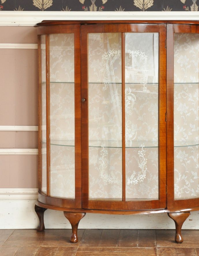 アンティークのキャビネット アンティーク家具 英国のアンティーク家具、美しいハーフムーンのガラスキャビネット(飾り棚)。アンティークのガラスがキレイにはめ込んであります。(m-504-f-1)