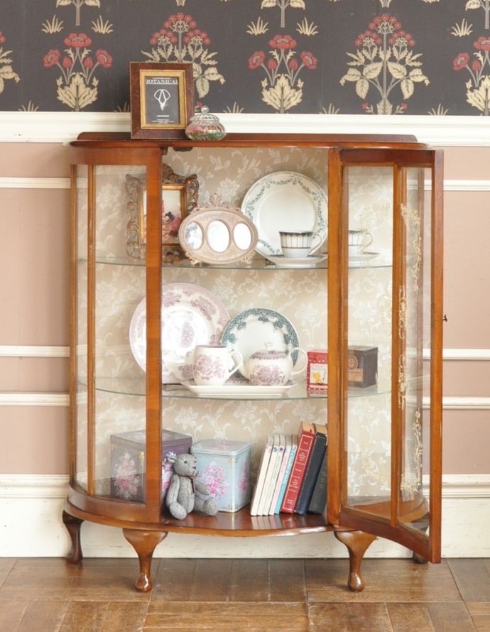 アンティークのキャビネット アンティーク家具 英国のアンティーク家具、美しいハーフムーンのガラスキャビネット(飾り棚)。3段あります。(m-504-f-1)