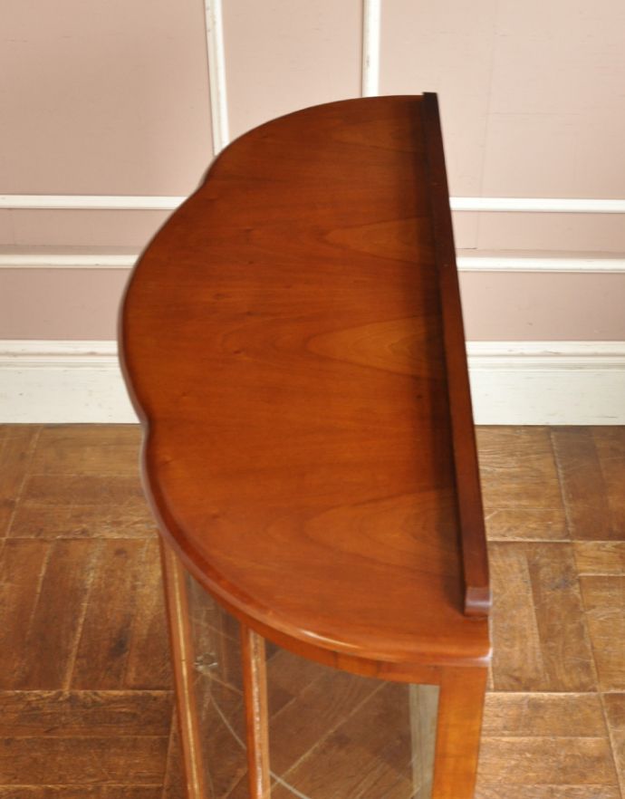 アンティークのキャビネット アンティーク家具 英国のアンティーク家具、美しいハーフムーンのガラスキャビネット(飾り棚)。天板もピカピカにお直ししました。(m-504-f-1)