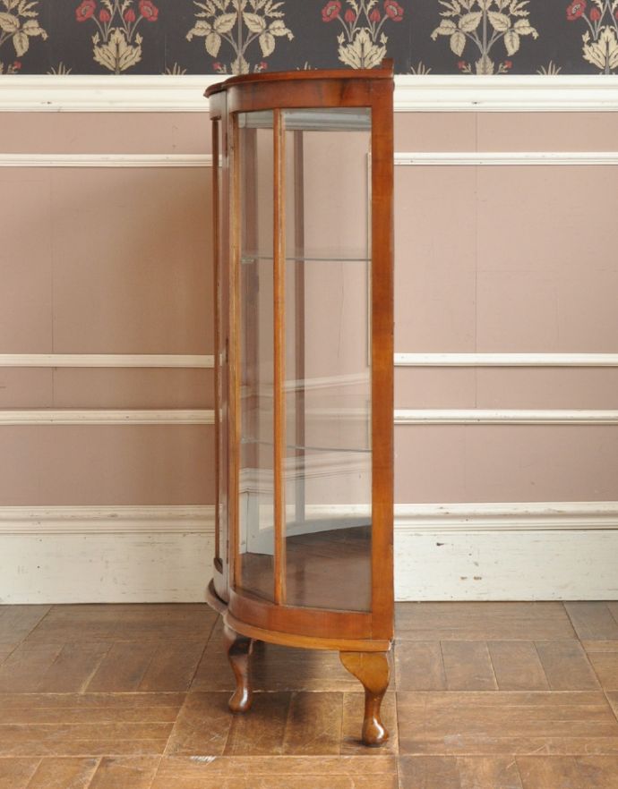 アンティークのキャビネット アンティーク家具 英国のアンティーク家具、美しいハーフムーンのガラスキャビネット(飾り棚)。サイドもガラスなので、どこから見ても美しいです!しっかり作られているので、安心してお使いいただけます。(m-504-f-1)
