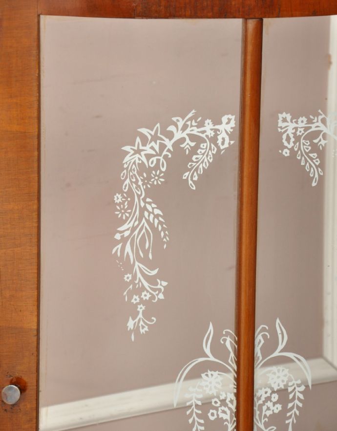 アンティークのキャビネット アンティーク家具 英国のアンティーク家具、美しいハーフムーンのガラスキャビネット(飾り棚)。可愛らしいお花の模様が、ほぼ完璧な状態で残っています。(m-504-f-1)