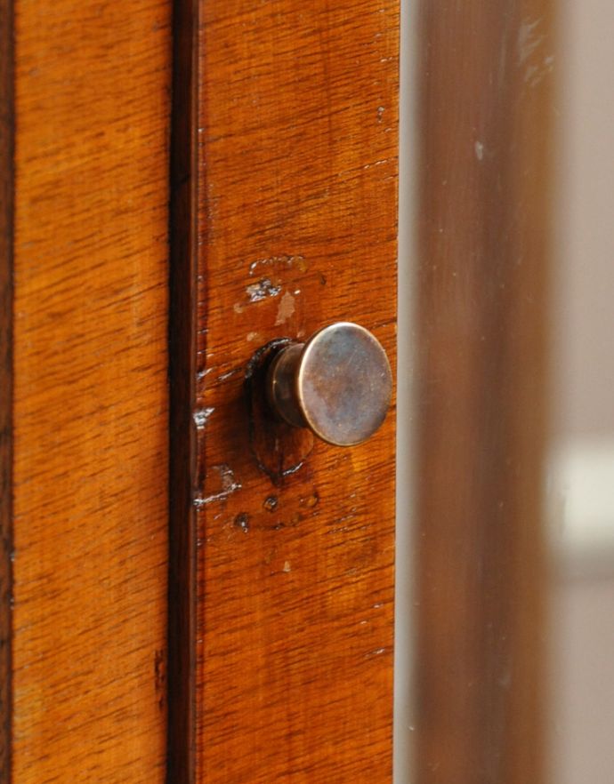 アンティークのキャビネット アンティーク家具 英国のアンティーク家具、美しいハーフムーンのガラスキャビネット(飾り棚)。小さな取っ手がちょこんと付いています。(m-504-f-1)