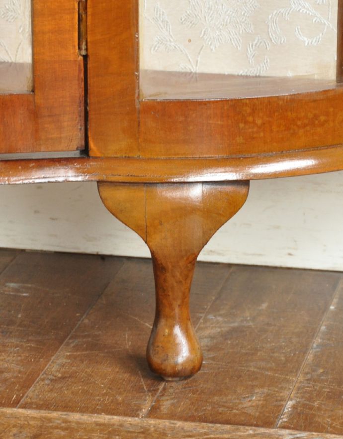 アンティークのキャビネット アンティーク家具 英国のアンティーク家具、美しいハーフムーンのガラスキャビネット(飾り棚)。安定感のある脚がしっかり支えます。(m-504-f-1)