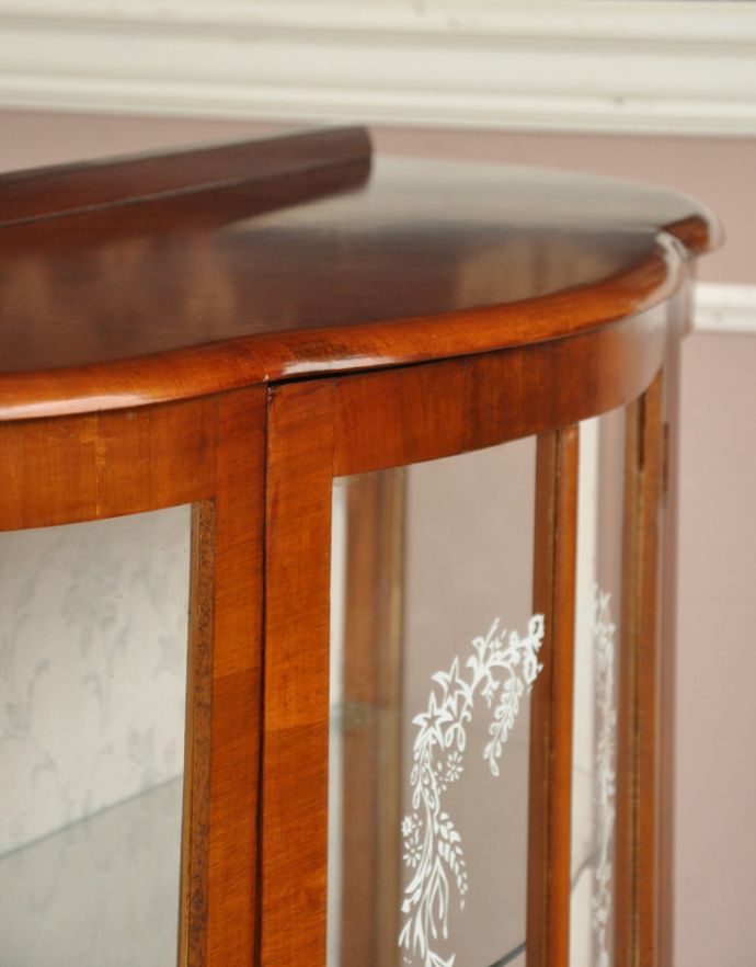 アンティークのキャビネット アンティーク家具 英国のアンティーク家具、美しいハーフムーンのガラスキャビネット(飾り棚)。キレイに修復してありますので、いろんなものを収納して下さい。(m-504-f-1)