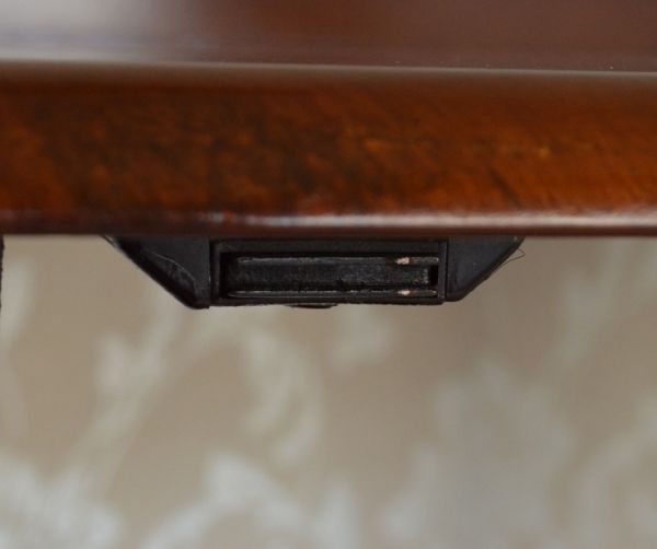 アンティークのキャビネット アンティーク家具 英国のアンティーク家具、美しいハーフムーンのガラスキャビネット(飾り棚)。マグネットが付いているので開閉はスムーズです。(m-504-f-1)