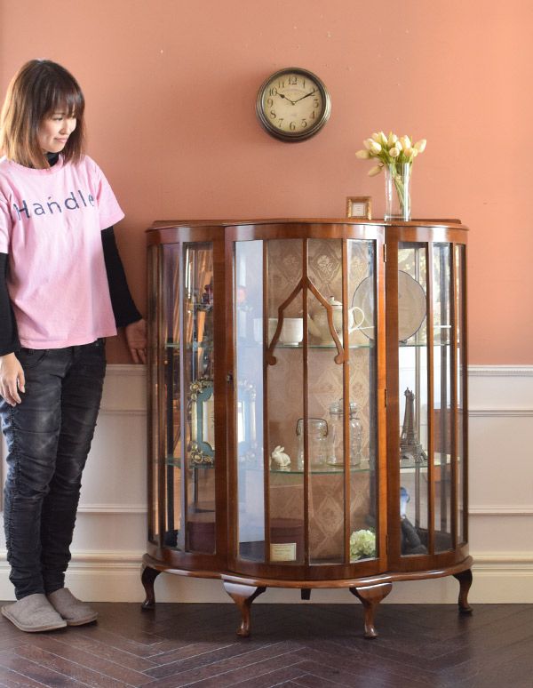 アンティークのキャビネット　アンティーク家具　英国のアンティーク家具、ミラー付きガラスキャビネット（飾り棚）。風格と品があるので、リビングはもちろん、和室や書斎、客間にも最適。(m-505-f)