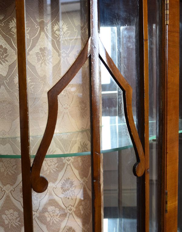 アンティークのキャビネット　アンティーク家具　英国のアンティーク家具、ミラー付きガラスキャビネット（飾り棚）。ガラスもアンティークならでは。(m-505-f)