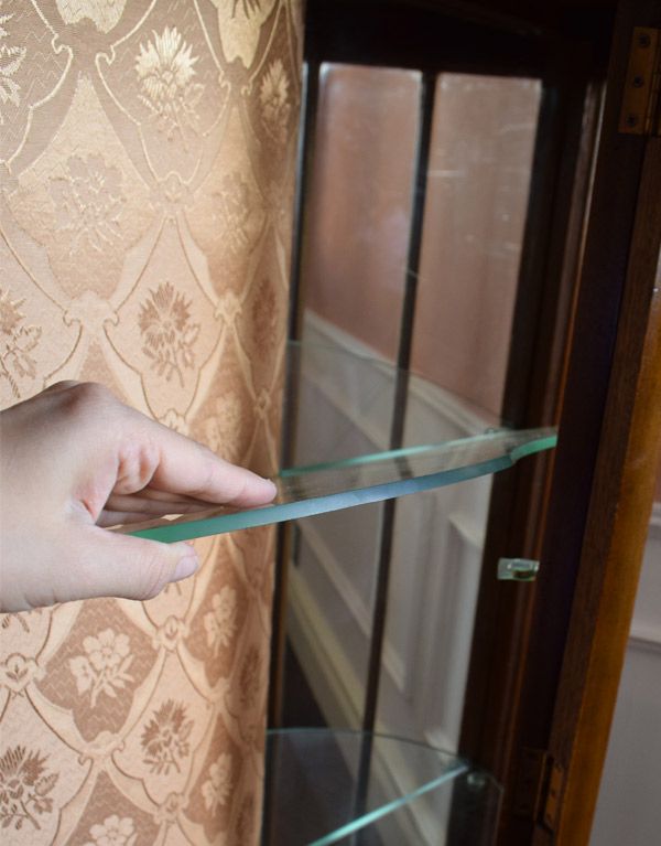 アンティークのキャビネット　アンティーク家具　英国のアンティーク家具、ミラー付きガラスキャビネット（飾り棚）。棚板は可動です。(m-505-f)