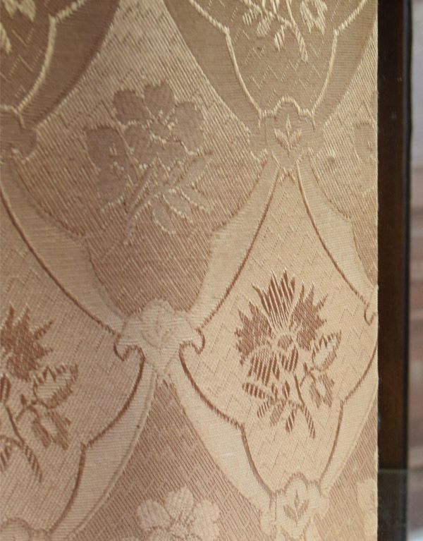 アンティークのキャビネット　アンティーク家具　英国のアンティーク家具、ミラー付きガラスキャビネット（飾り棚）。華やかでゴージャスな生地です。(m-505-f)