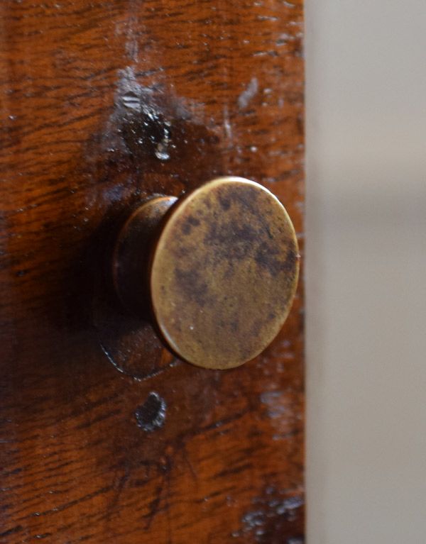 アンティークのキャビネット　アンティーク家具　英国のアンティーク家具、ミラー付きガラスキャビネット（飾り棚）。小さな取っ手がちょこんと付いています。(m-505-f)