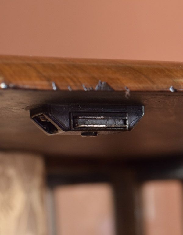 アンティークのキャビネット　アンティーク家具　英国のアンティーク家具、ミラー付きガラスキャビネット（飾り棚）。マグネットがあるので開閉がスムーズです。(m-505-f)