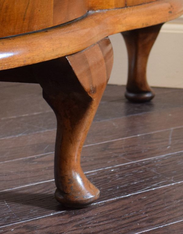 アンティークのキャビネット　アンティーク家具　英国のアンティーク家具、ミラー付きガラスキャビネット（飾り棚）。安定感のある脚がしっかり支えます。(m-505-f)