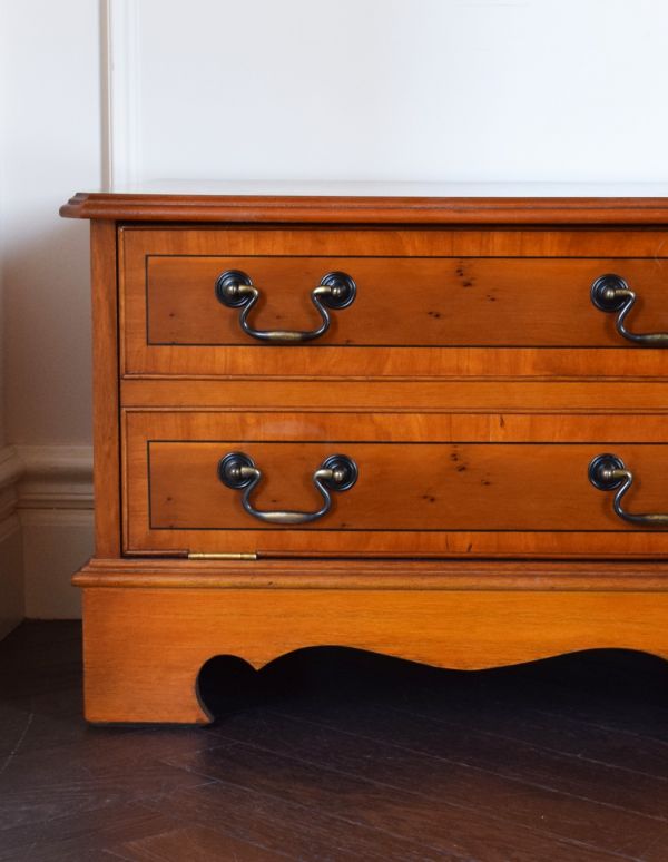 アンティークのキャビネット アンティーク家具 オシャレなテレビボードにいかが?ウォルナット材のベッドサイドキャビネット。品のあるウォルナット材の木目は、落ち着きがあって優しい印象を与えてくれます。(m-507-f)